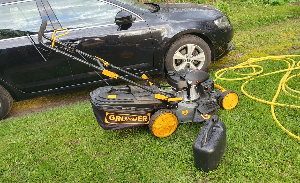 Tools for rent, Gasoline self-propelled lawn mower Grund rent, Utena