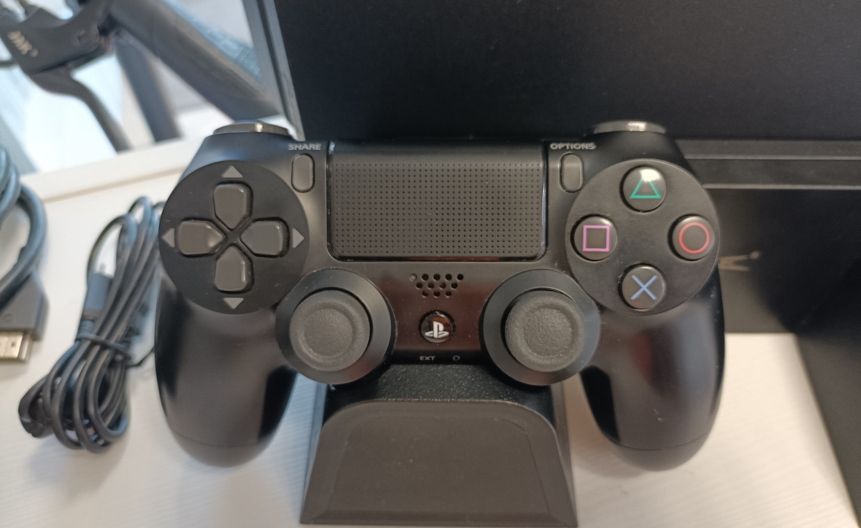 Gaming consoles for rent, Playstation 4 su 2 pultais nuoma PS4 rent, Vilnius