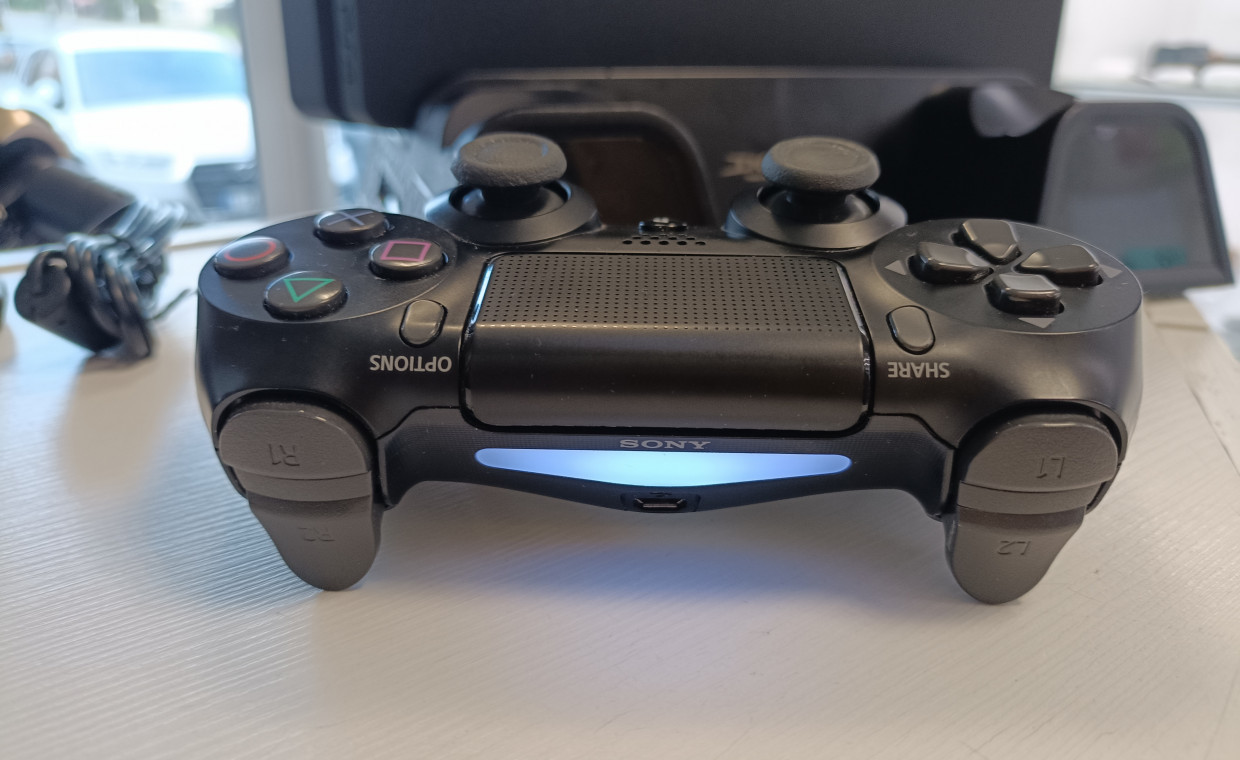 Gaming consoles for rent, Playstation 4 su 2 pultais nuoma PS4 rent, Vilnius