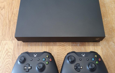 Xbox ONE X 2 pultai daug žaidimų