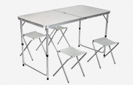 Sulankstomas stalas su 4 kėdėmis